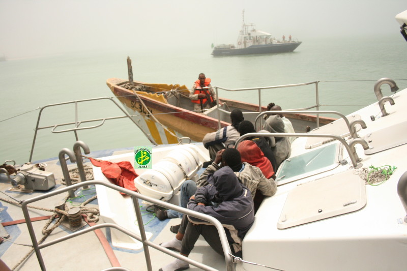 القارب الذي جري توقيفه اليوم وعلى متنه المعتقلين السبعة (الوكالة الموريتانية للأنباء)