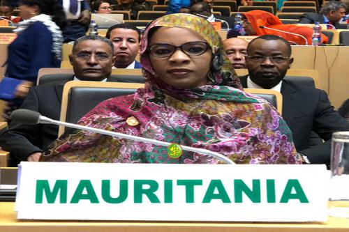 خديجة امبارك فال: وزيرة التجارة والصناعة والسياحة الموريتانية