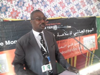 المدير المساعد لميناء نواكشوط المستقل اسغير ولد حامدينو أثناء إلقائه لكلمته باسم ادارة الميناء 