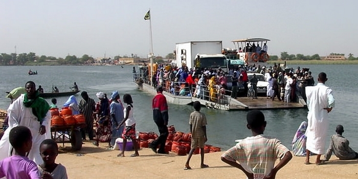 العبارة التي يعتمد عليها النقل عبر النهر بين موريتانيا والسنغال_ارشيف