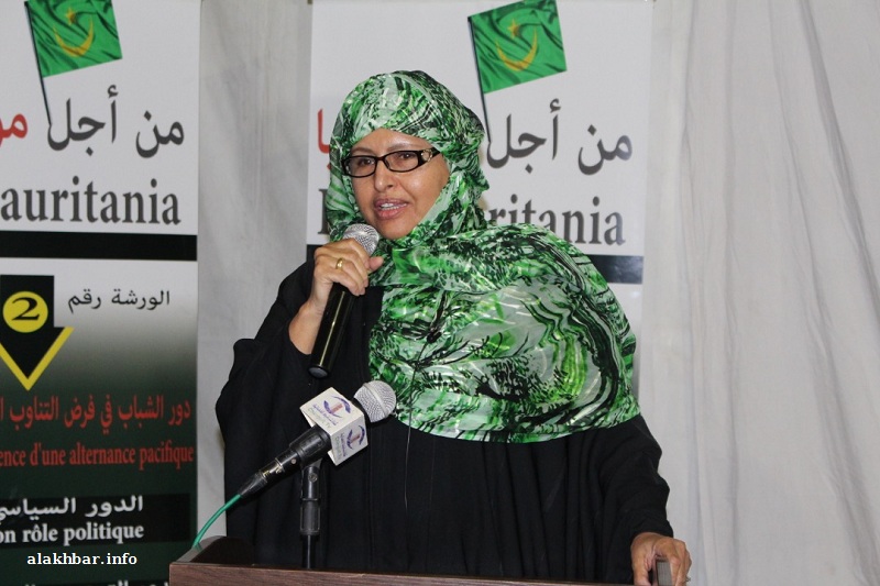 الشيخة والفنانة المعلومة بنت الميداح خلال مداخلتها اليوم في مؤتمر تنظيم "من أجل موريتانيا" (الأخبار)
