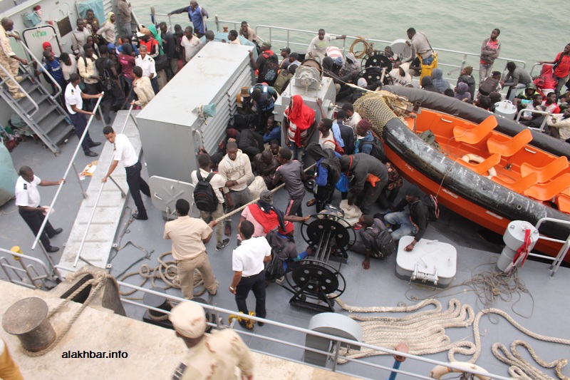 البحرية الموريتانية خلال عملية إنقاذ لـ125 مهاجرا سريا الأحد الماضي (الأخبار)