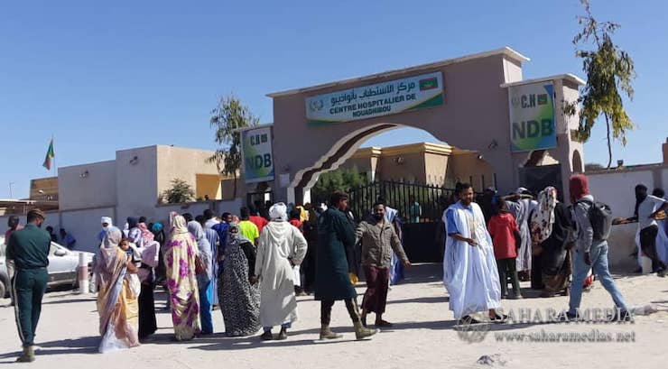  سكان نواذيبو يتجمهرون أمام المستشفى الجهوي بالمدينة (صحراء ميديا)
