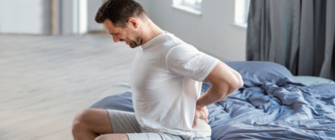 أسباب ألم أسفل الظهر بعد الاستيقاظ من النوم.. وماذا يدل عليه؟