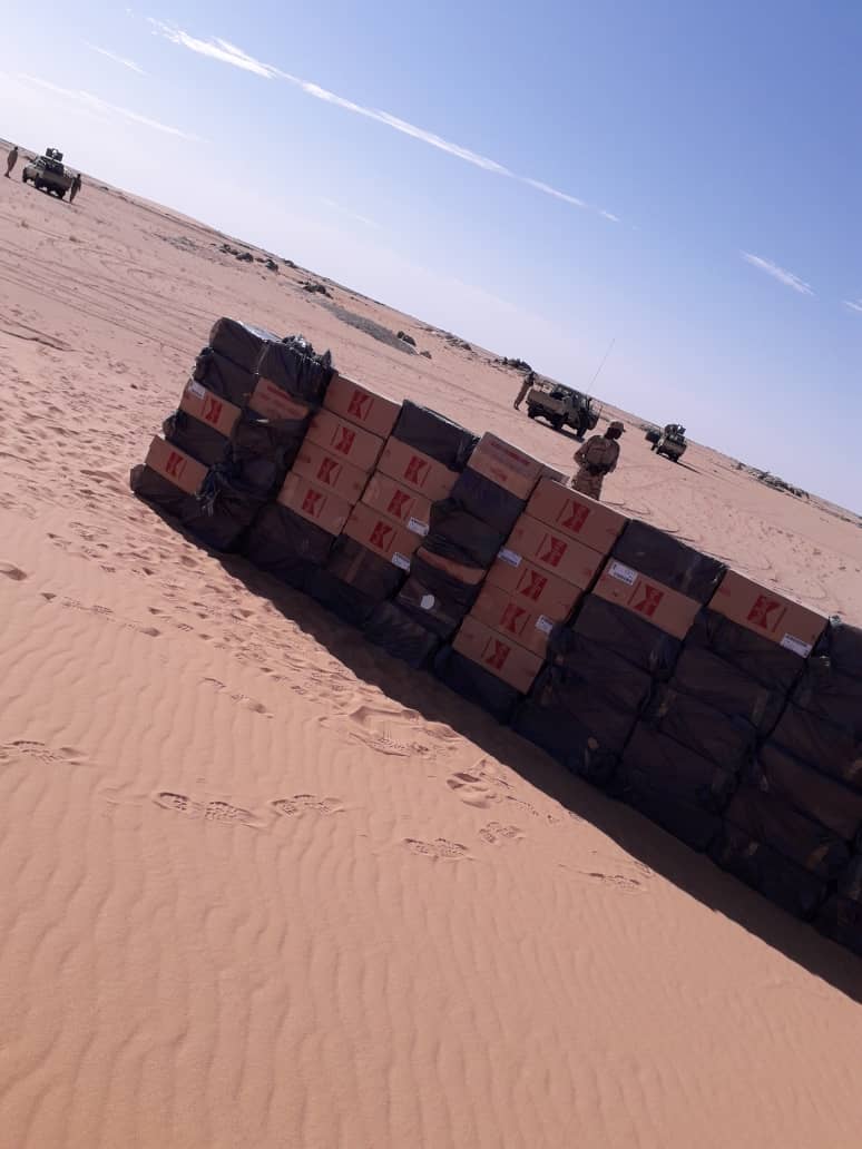 جنود الوحدة يطوقون المنطقة التي خزنت فيها كمية السجائر قبل مصادرتها