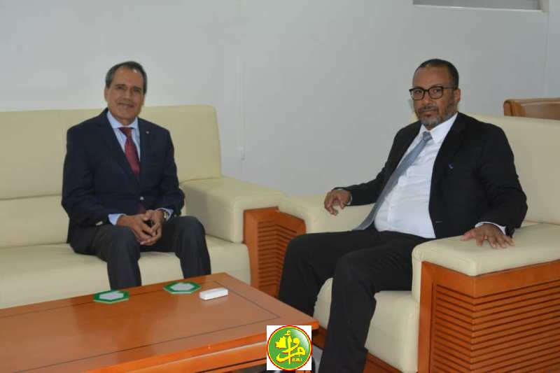 رئيس اتحاد أرباب العمل الموريتانيين زين العابدين الشيخ أحمد، والسفير المغربي في نواكشوط حميد شبار (وما)
