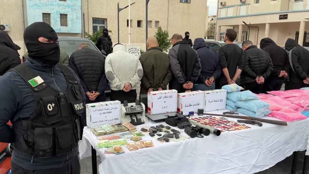 من بينهم موريتاني.. الجزائر تكشف هوية 25 موقوفا في شبكة مخدرات دولية