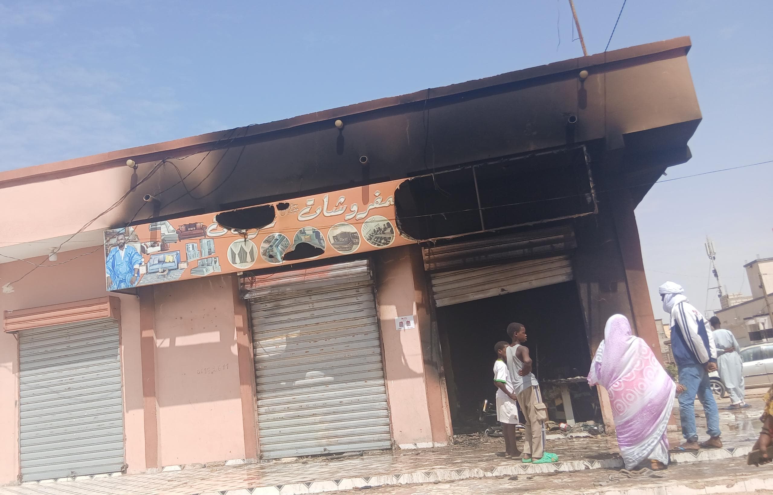 حريق يلتهم محتويات محل لبيع الأفرشة في عرفات