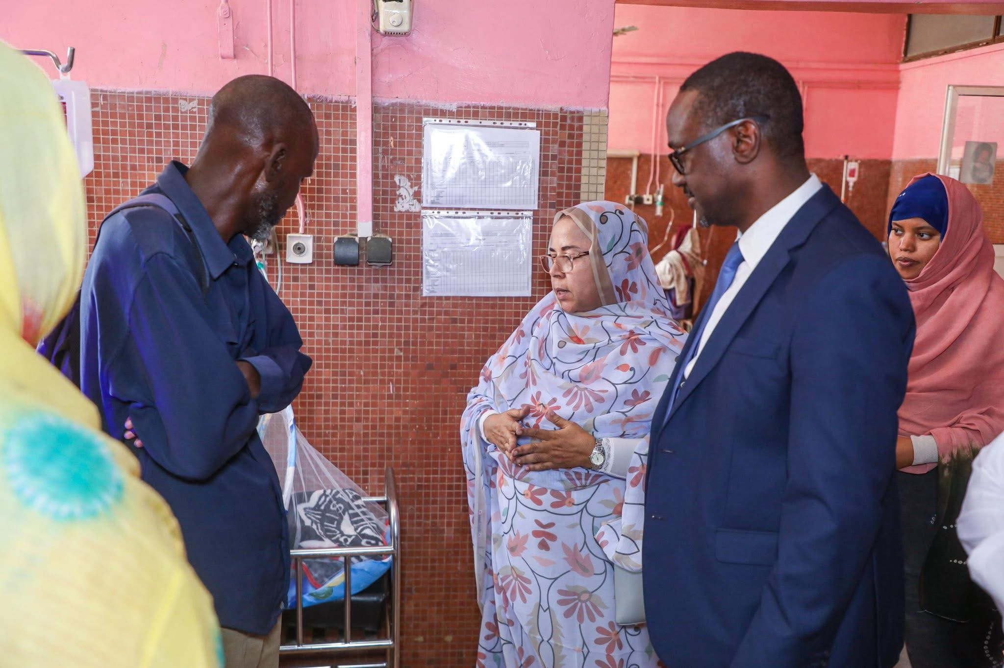 مسؤولون في وزارة العمل الاجتماعي لدى زيارته للتوائم في المستشفى