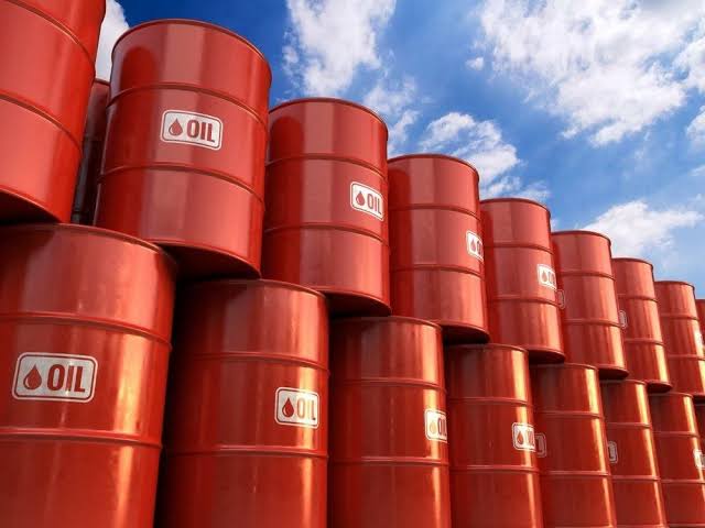 النفط يقفز بأكثر من 2% وبرنت يتجاوز 90 دولارًا